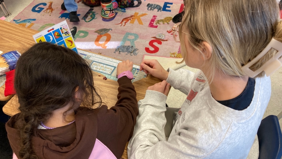 Over the past eight weeks, 10 Terps enrolled in a “Spanish in the Community” course tutored students at nearby Hollywood Elementary School on Tuesday and Wednesday afternoons.