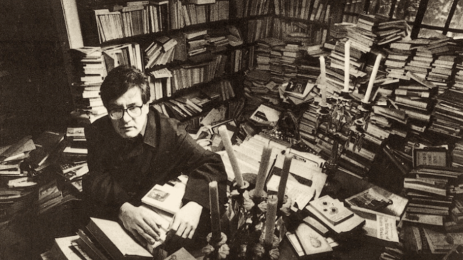 image of jose emilio pacheco sitting in his office surrounded by his books